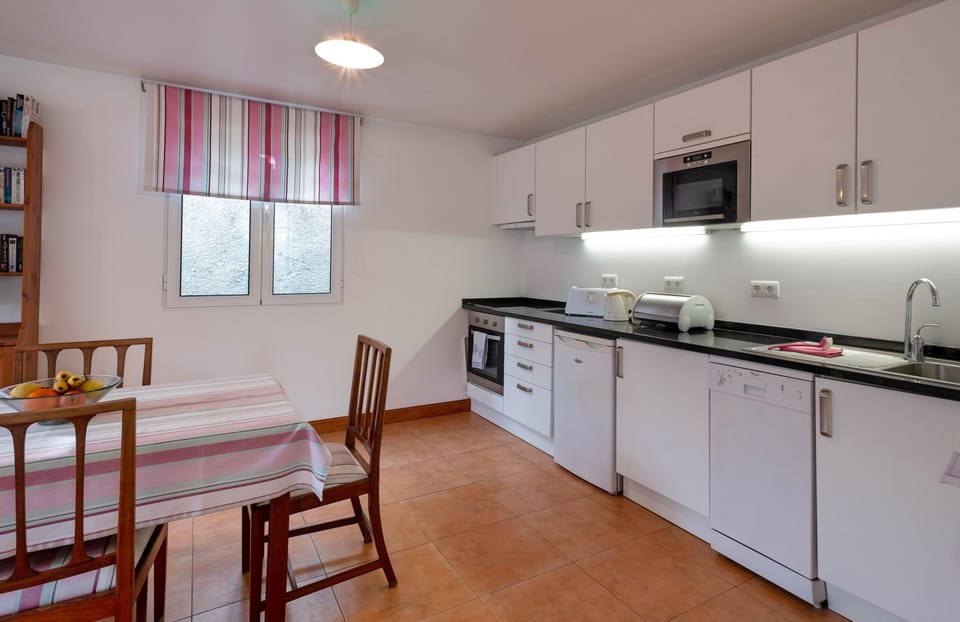 Cottage, 1 Double Bed | Private kitchen | Full-size fridge, microwave, oven, stovetop