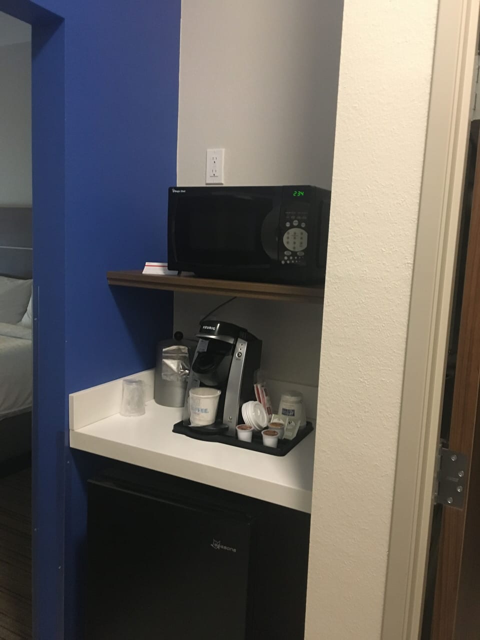 Down comforters, in-room safe, desk, blackout drapes