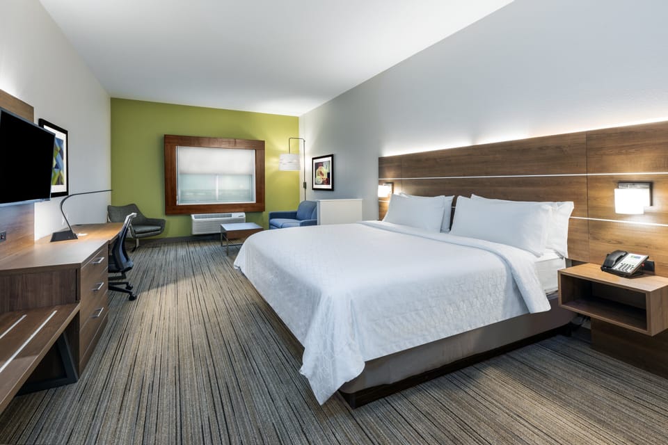 Down comforters, in-room safe, desk, blackout drapes