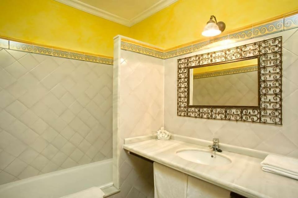 Combined shower/tub, free toiletries
