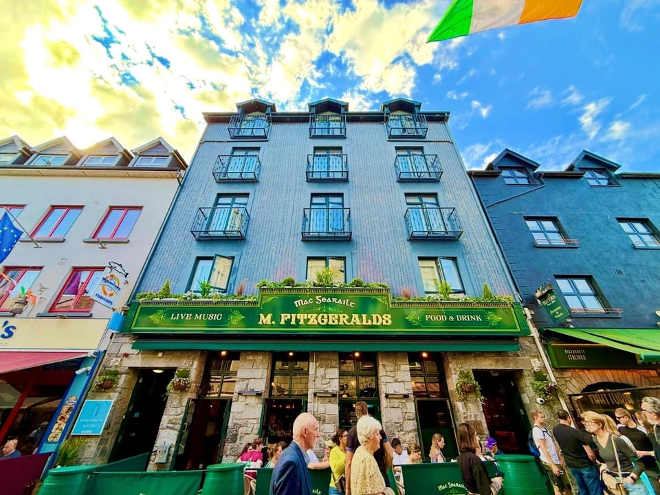 Serves breakfast, lunch, and dinner