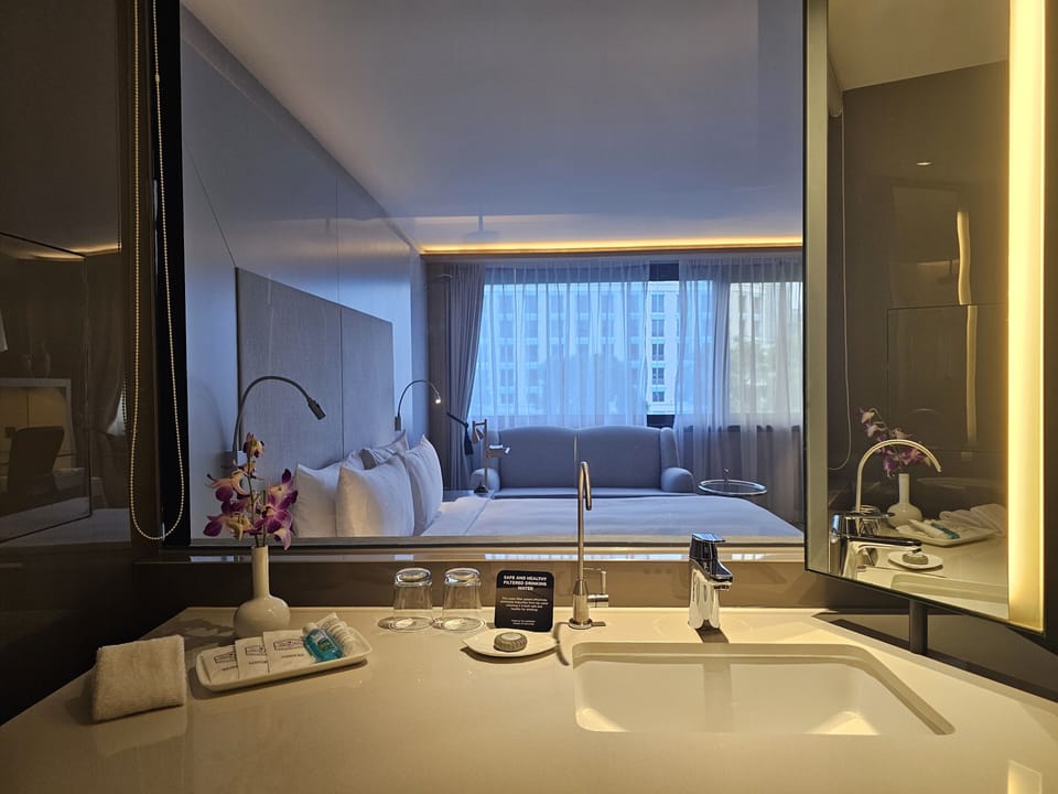 Premier Room (Club) | Bathroom | Shower, free toiletries, hair dryer, bathrobes