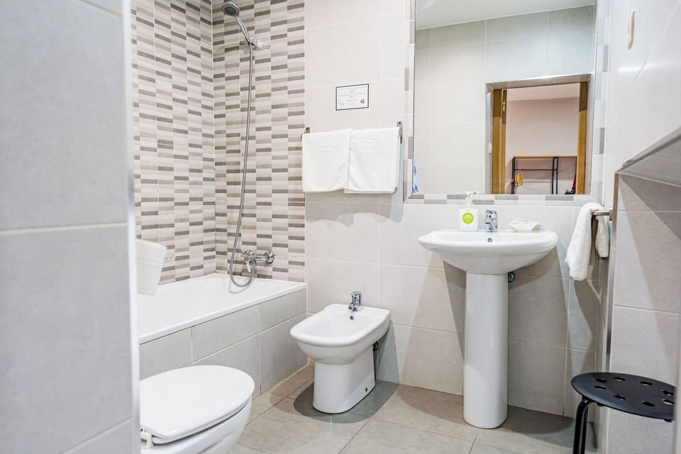 Standard Double Room | Bathroom | Bathtub, free toiletries, towels