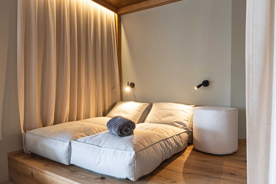 Sauna, hot tub, steam room, body treatments, hot stone massages