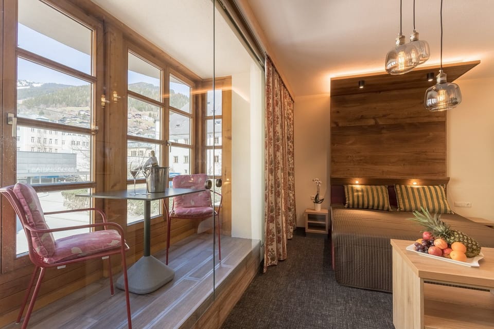 Hotel Apartment mit Balkon | In-room safe, free WiFi, bed sheets