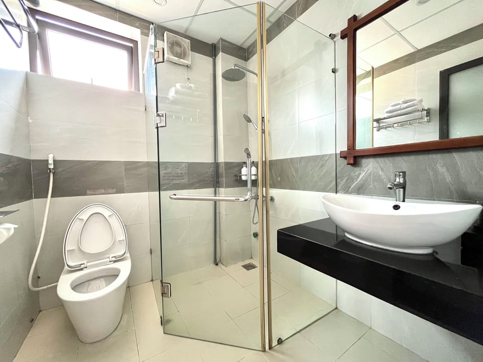 Shower, rainfall showerhead, free toiletries, hair dryer