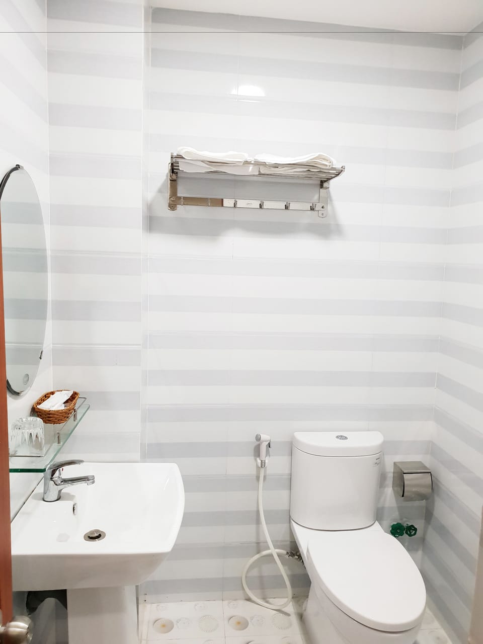 Standard Twin Room | Bathroom | Shower, hydromassage showerhead, free toiletries, hair dryer