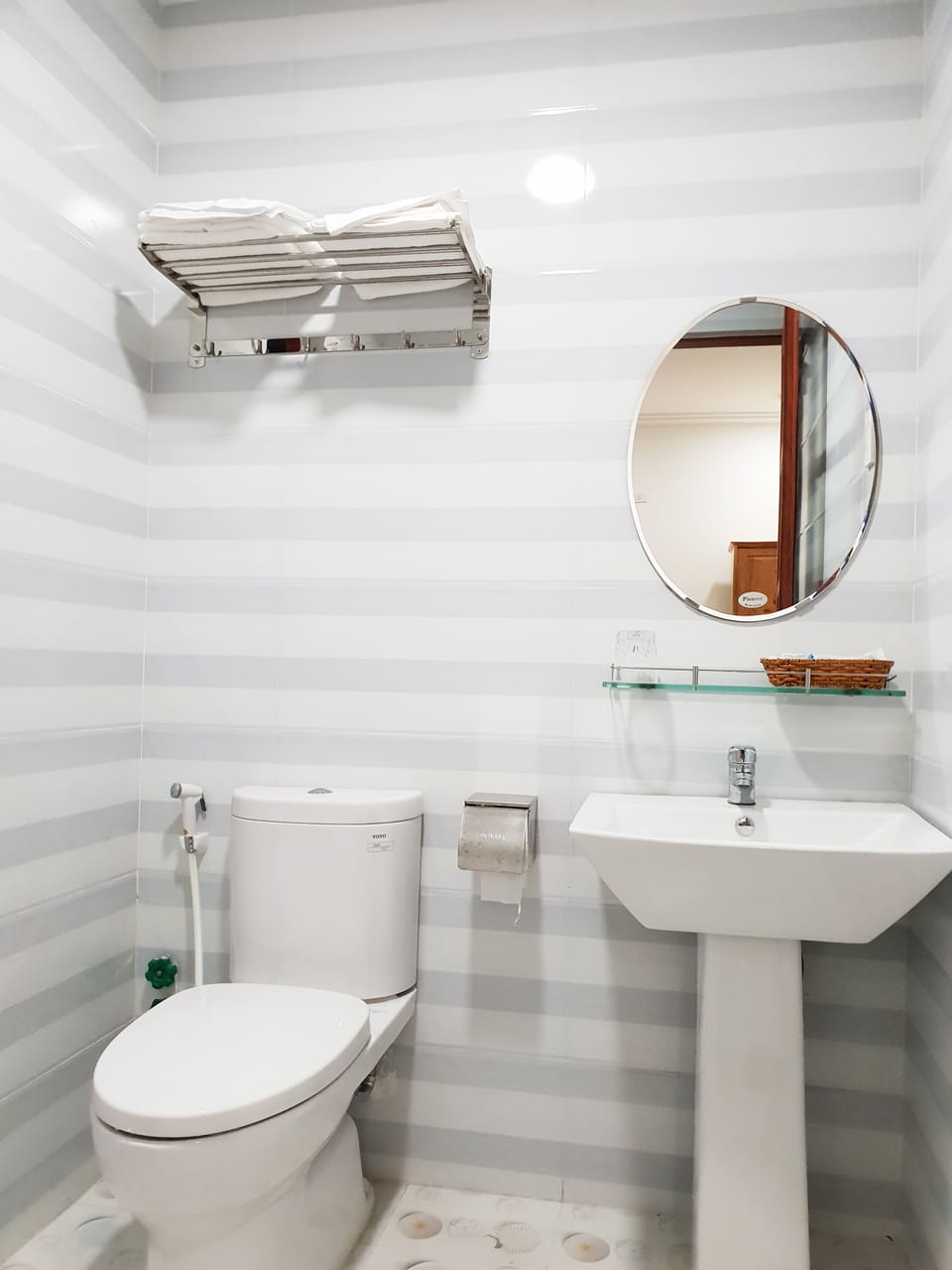 Shower, hydromassage showerhead, free toiletries, hair dryer