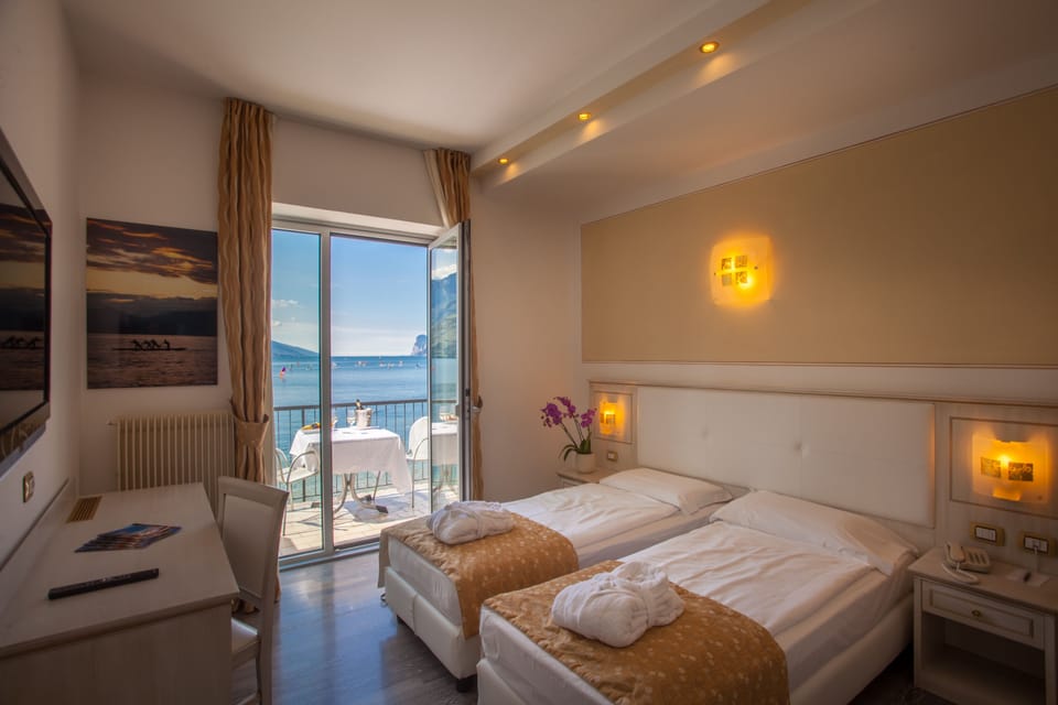 Deluxe Room, Lake View | Free minibar items, in-room safe, desk, free cribs/infant beds