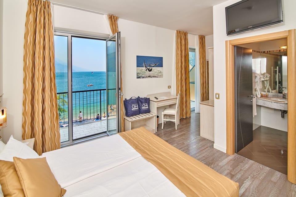 Deluxe Room, Lake View | Free minibar items, in-room safe, desk, free cribs/infant beds