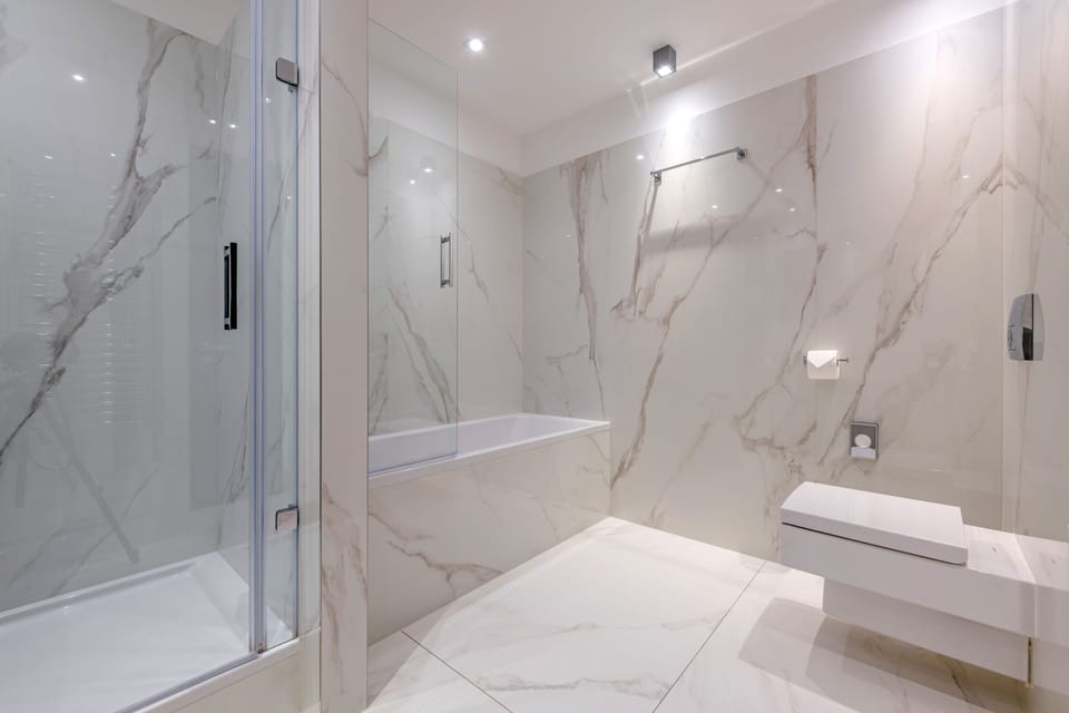 Suite | Bathroom | Free toiletries, hair dryer, slippers, towels
