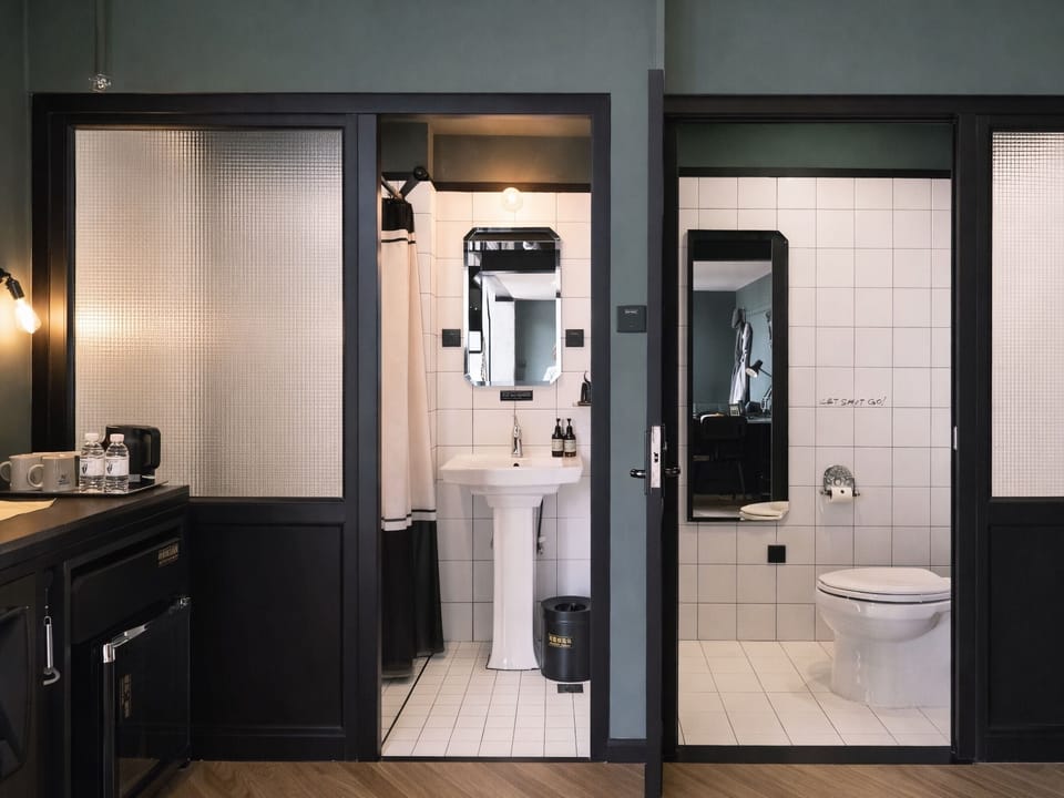 King Room with Garden View | Bathroom | Shower, rainfall showerhead, free toiletries, hair dryer