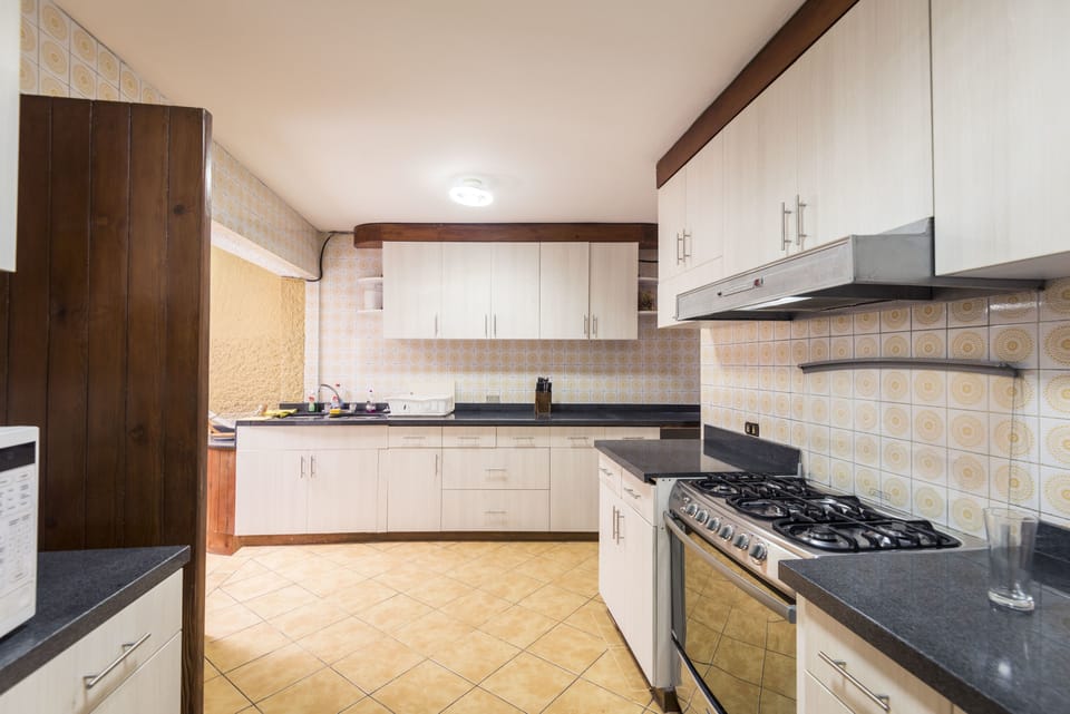 Full-size fridge, microwave, oven, cookware/dishes/utensils