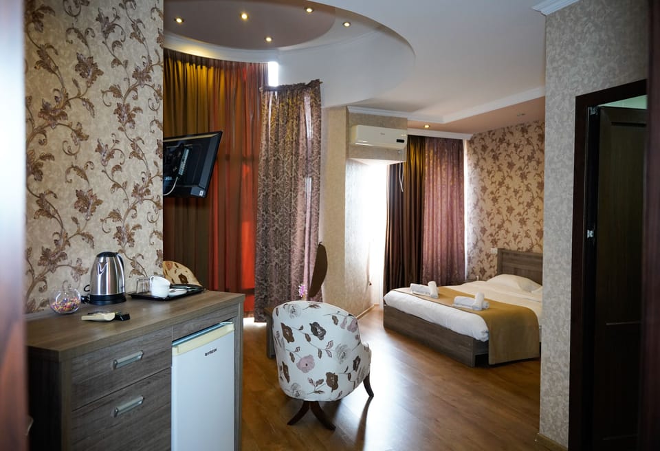 Standard Double or Twin Room, 1 Bedroom | Egyptian cotton sheets, desk, blackout drapes, soundproofing