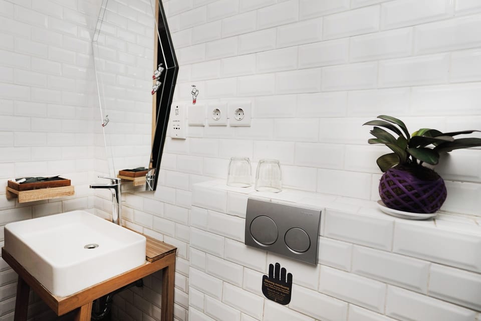Junior Room | Bathroom | Shower, rainfall showerhead, free toiletries, hair dryer