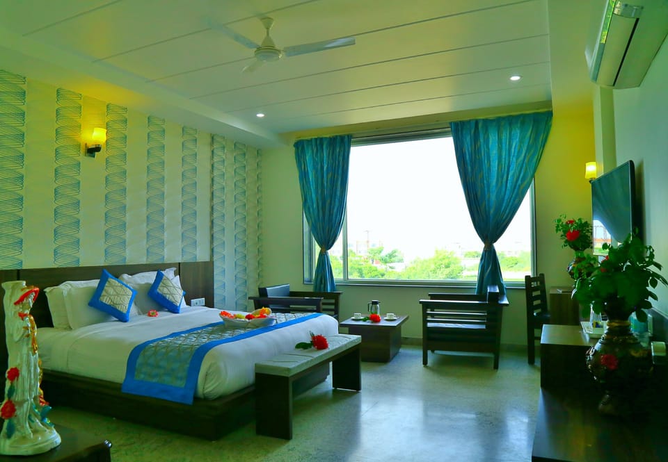 Luxury Room | Egyptian cotton sheets, premium bedding, in-room safe, blackout drapes