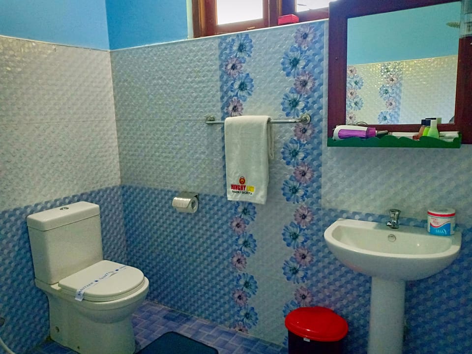 Standard Triple Room, Multiple Beds | Bathroom | Shower, rainfall showerhead, eco-friendly toiletries, hair dryer