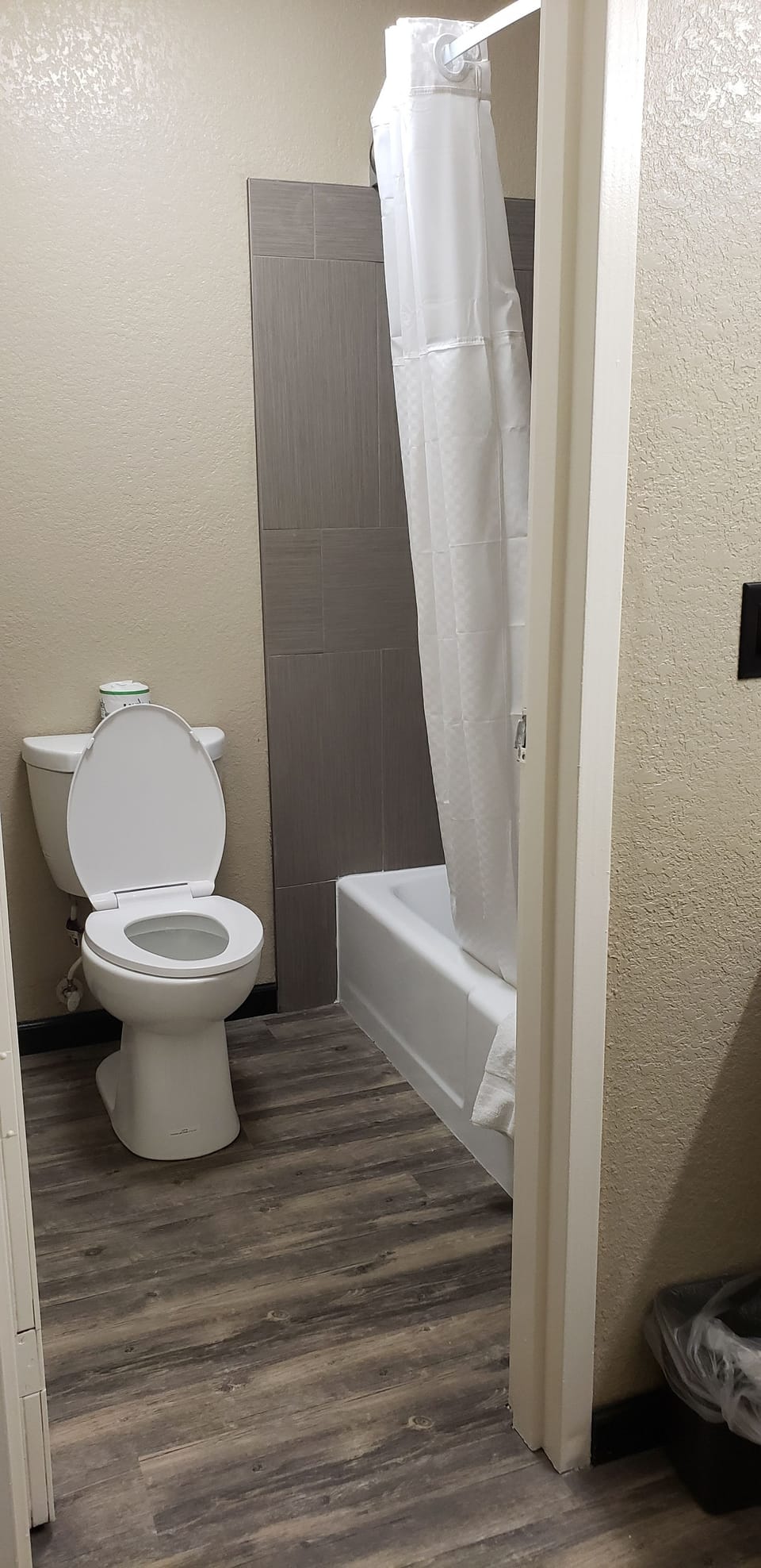 Combined shower/tub, towels, soap, shampoo