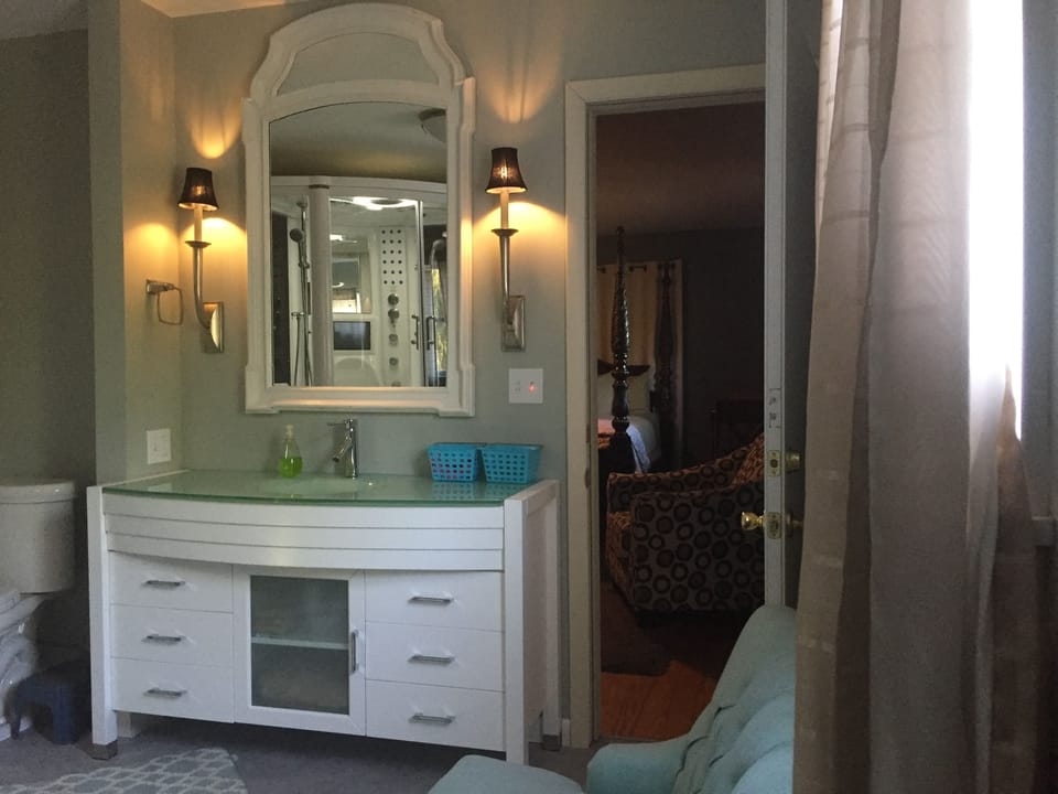 Deluxe Suite, 1 King Bed, Non Smoking | Blackout drapes, iron/ironing board, free WiFi, bed sheets