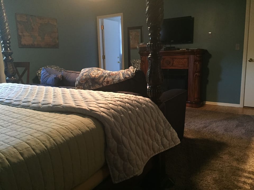 Deluxe Suite, 1 King Bed, Non Smoking | Blackout drapes, iron/ironing board, free WiFi, bed sheets