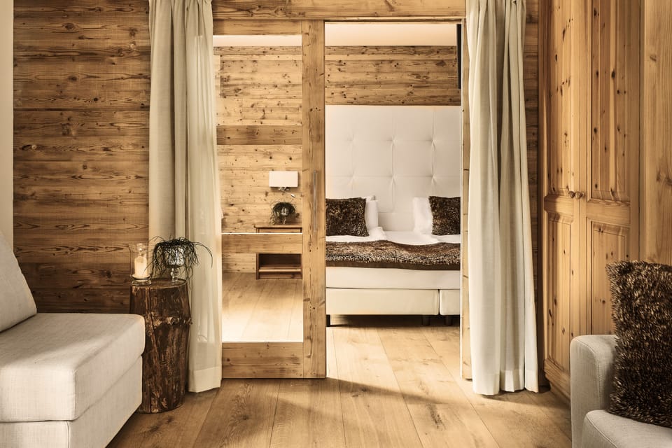 Deluxe Suite | Minibar, in-room safe, individually decorated, individually furnished