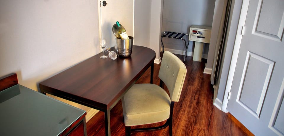 Combined shower/tub, free toiletries, hair dryer, towels