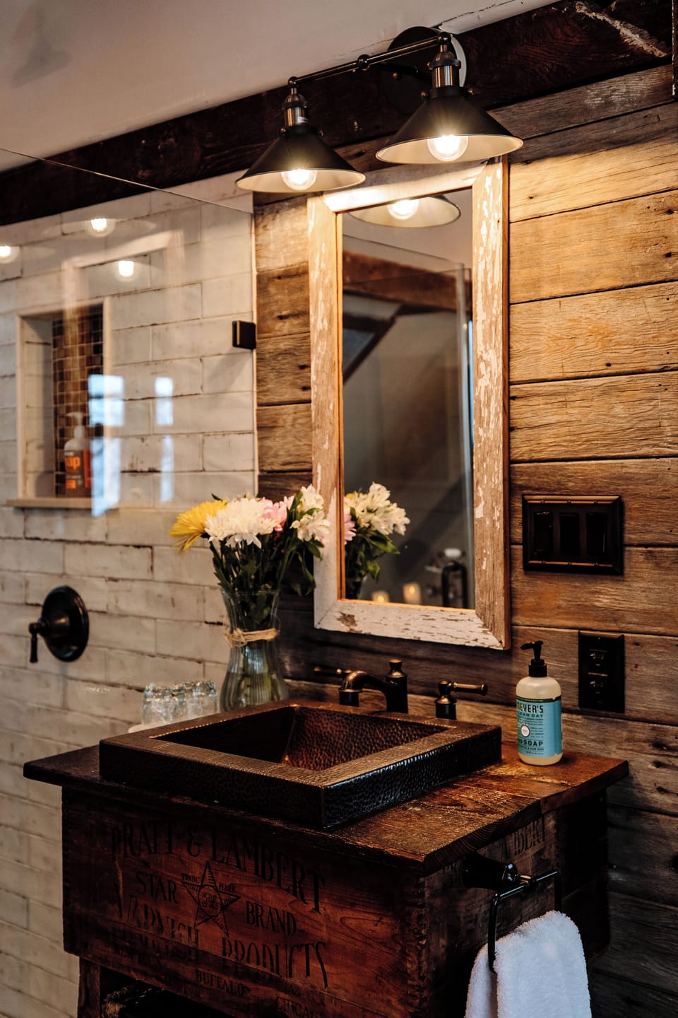 Suite Victory (Third Floor) | Bathroom | Hair dryer, towels, soap, shampoo
