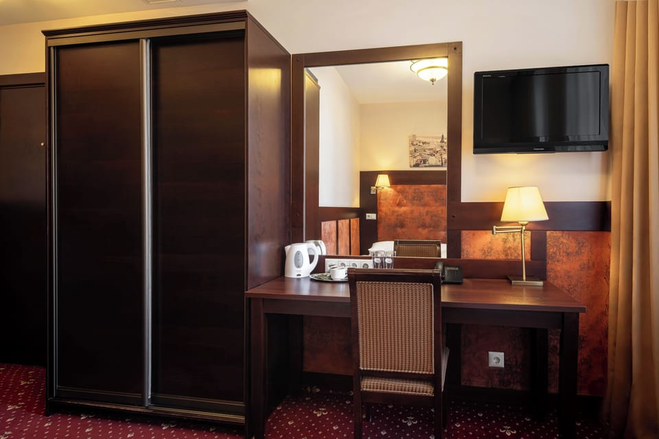Small Double or Twin Room | Minibar, in-room safe, desk, laptop workspace