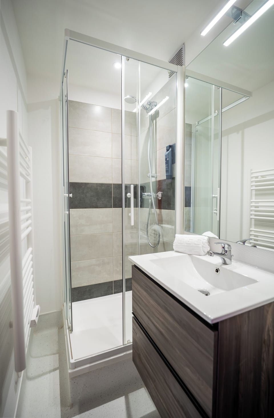 Double Room | Bathroom | Shower, towels
