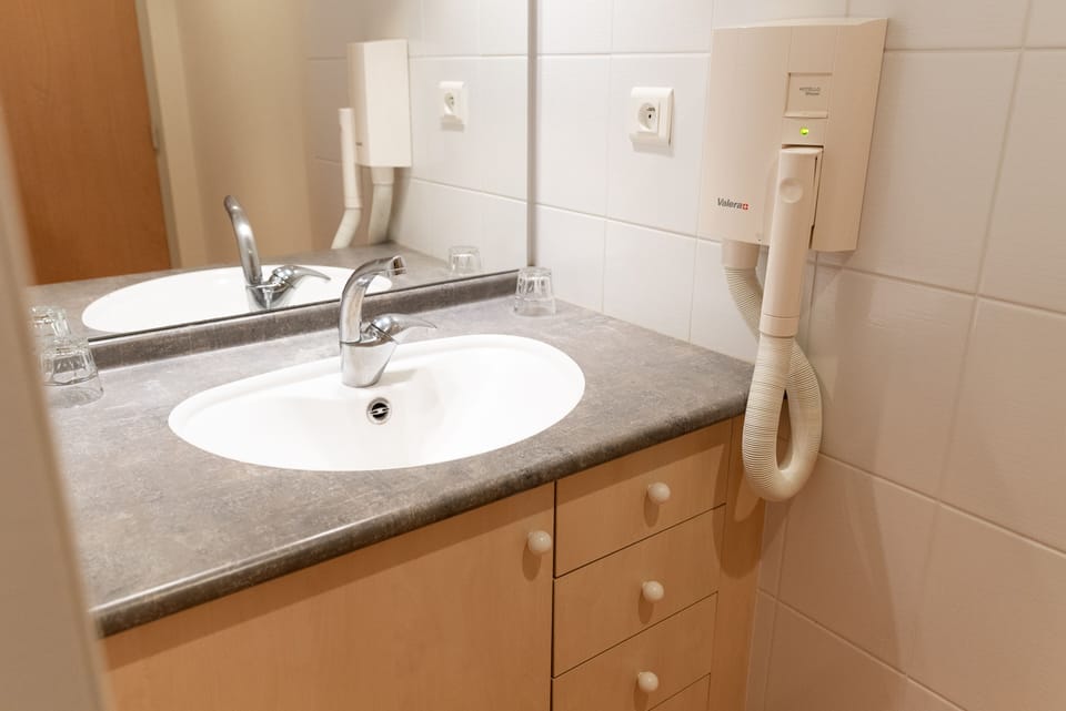 Apartment, 2 Bedrooms, Kitchenette | Bathroom | Shower, hair dryer, towels
