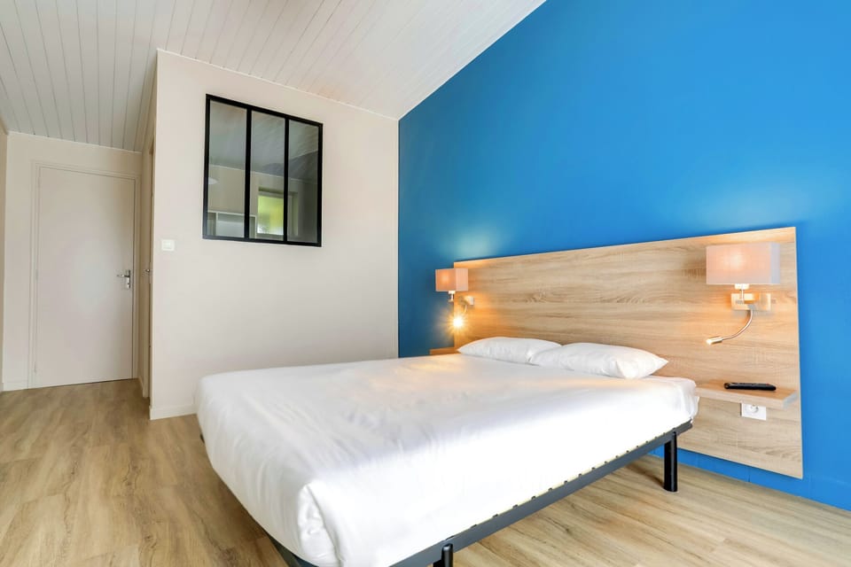 Room, 1 Double Bed | Iron/ironing board, free WiFi, bed sheets