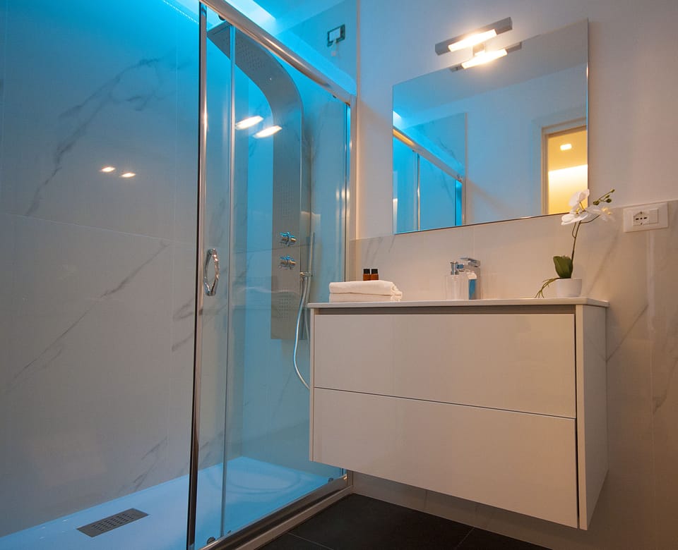 Family Room | Bathroom | Shower, hydromassage showerhead, free toiletries, hair dryer