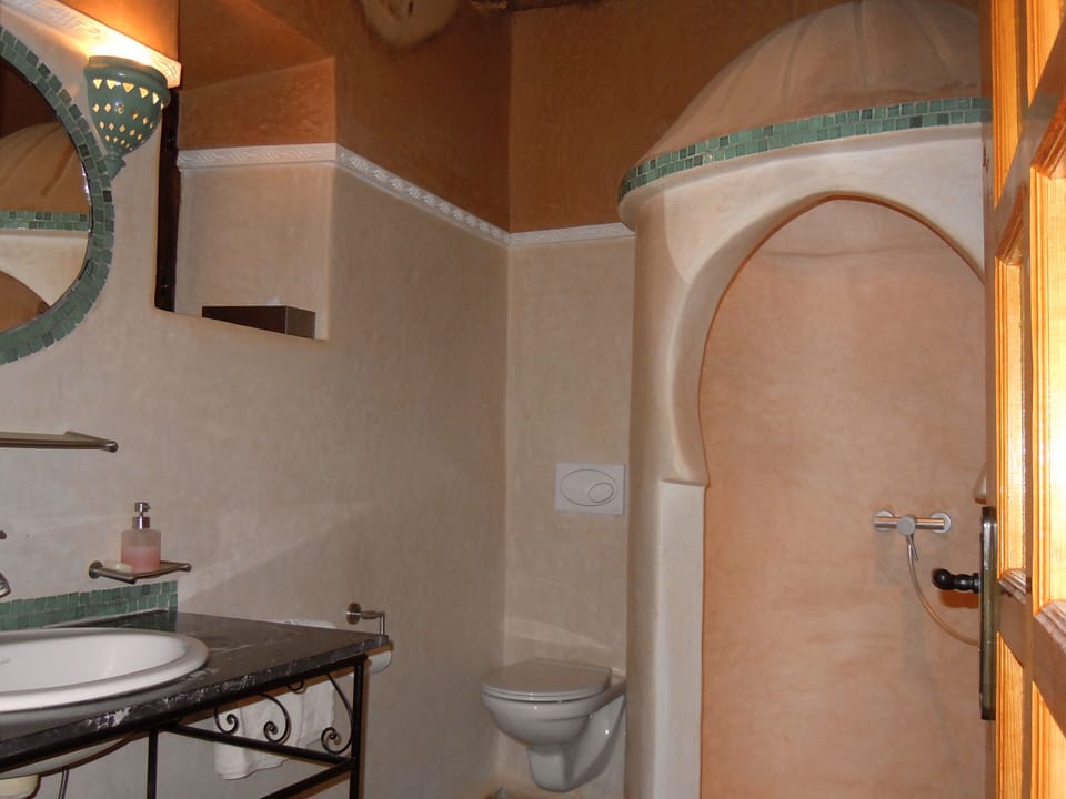 Deluxe Double Room | Bathroom | Shower, hair dryer, bidet, towels