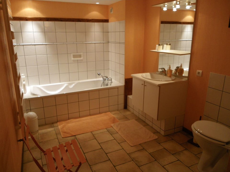 Classic Double Room (Capucine) | Bathroom | Free toiletries, hair dryer, towels