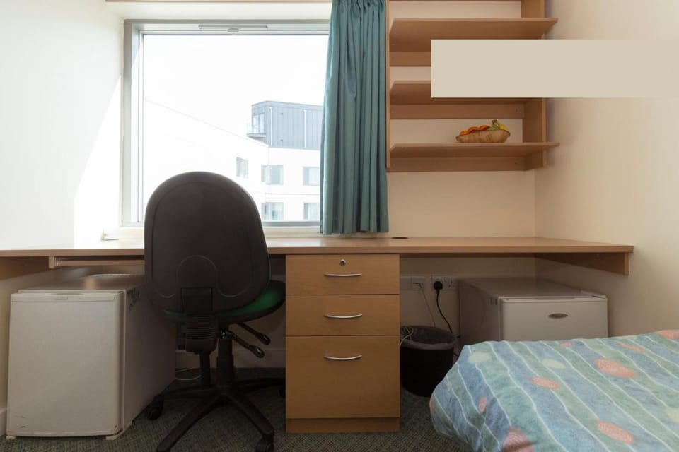 Desk, free WiFi