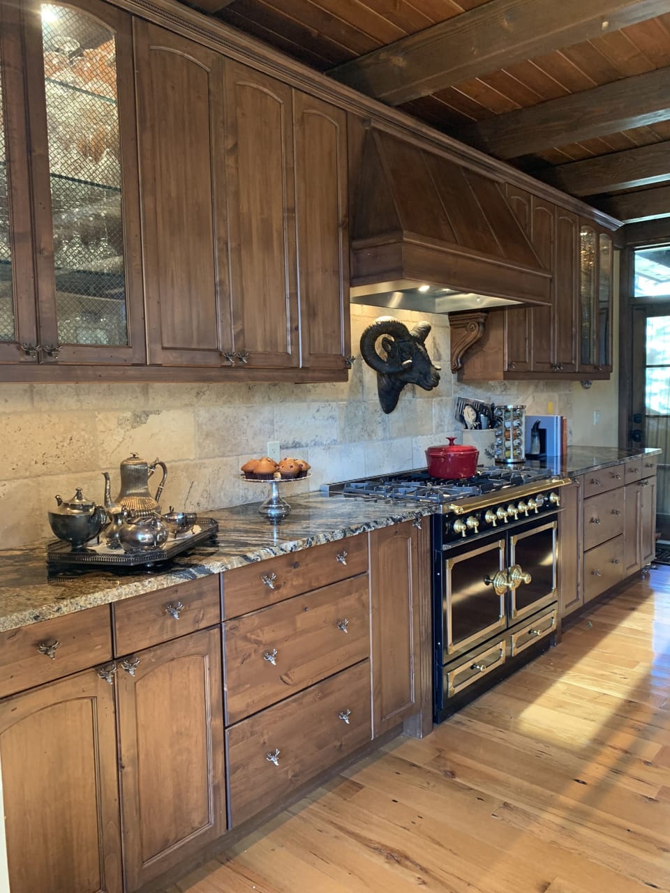 Executive House, 4 Bedrooms, Non Smoking, Mountain View | Private kitchen | Cookware/dishes/utensils, paper towels
