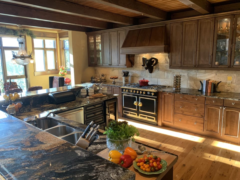 Executive House, 4 Bedrooms, Non Smoking, Mountain View | Private kitchen | Cookware/dishes/utensils, paper towels