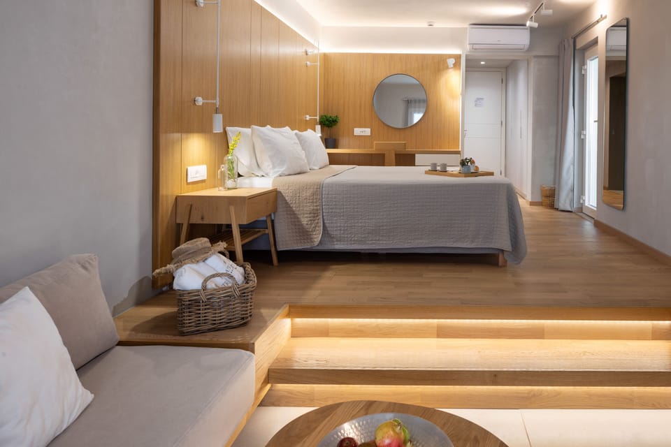 Hypo-allergenic bedding, in-room safe, free WiFi, bed sheets