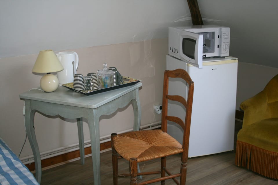Superior Suite, Private Bathroom, Garden View (Suite des Pres) | Private kitchen | Fridge, microwave, electric kettle, cookware/dishes/utensils