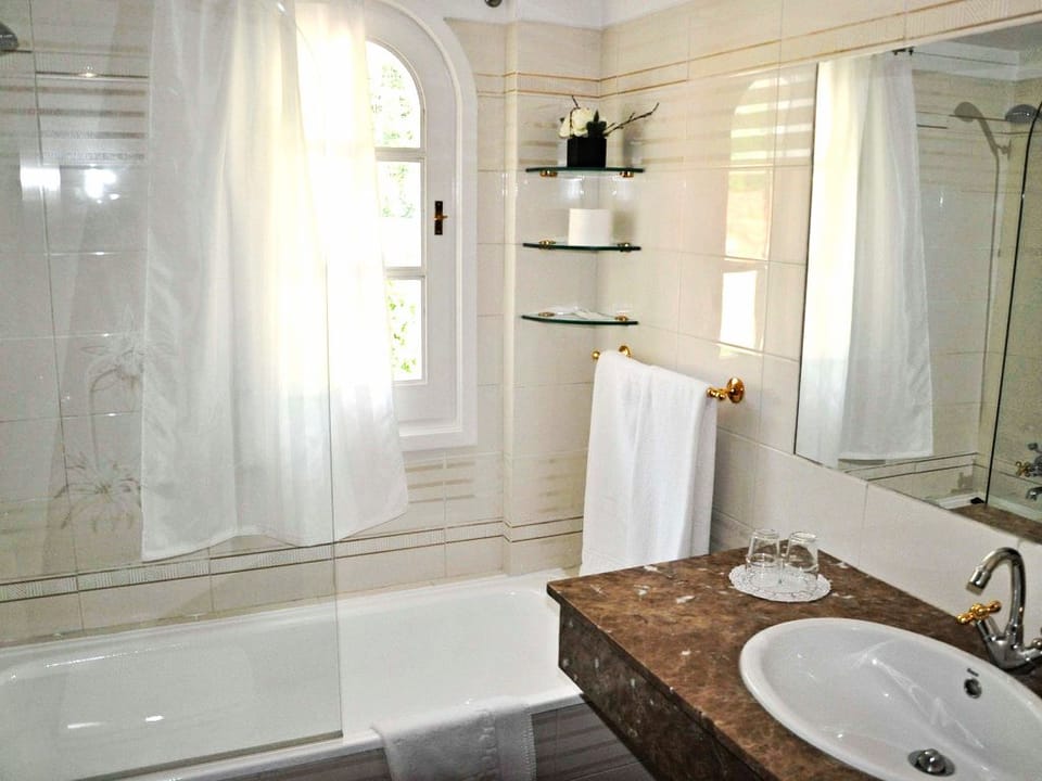 Bathtub, free toiletries, hair dryer, towels