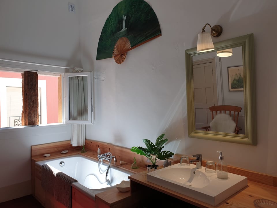 Superior Double Room | Bathroom | Free toiletries, hair dryer, towels