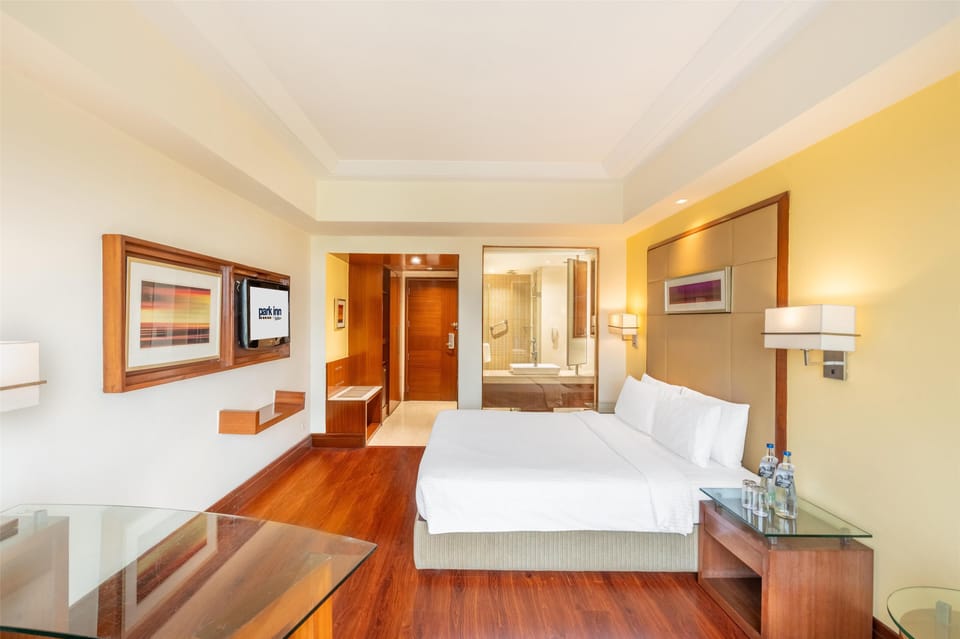 Deluxe Room | Premium bedding, minibar, in-room safe, individually decorated