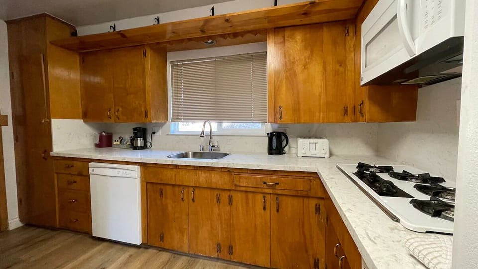 Deluxe Room, Multiple Beds | Private kitchen | Microwave, coffee/tea maker, cookware/dishes/utensils, paper towels