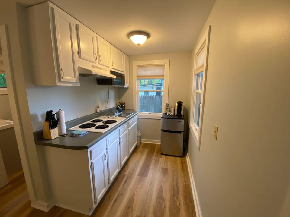 Comfort Cabin | Private kitchen | Fridge, microwave, coffee/tea maker, paper towels