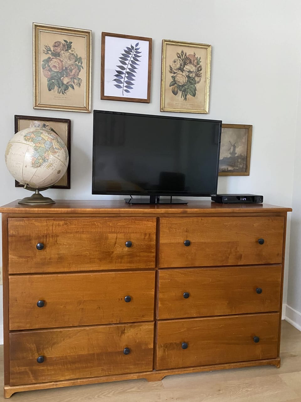 Family Studio Suite | Living area | Flat-screen TV