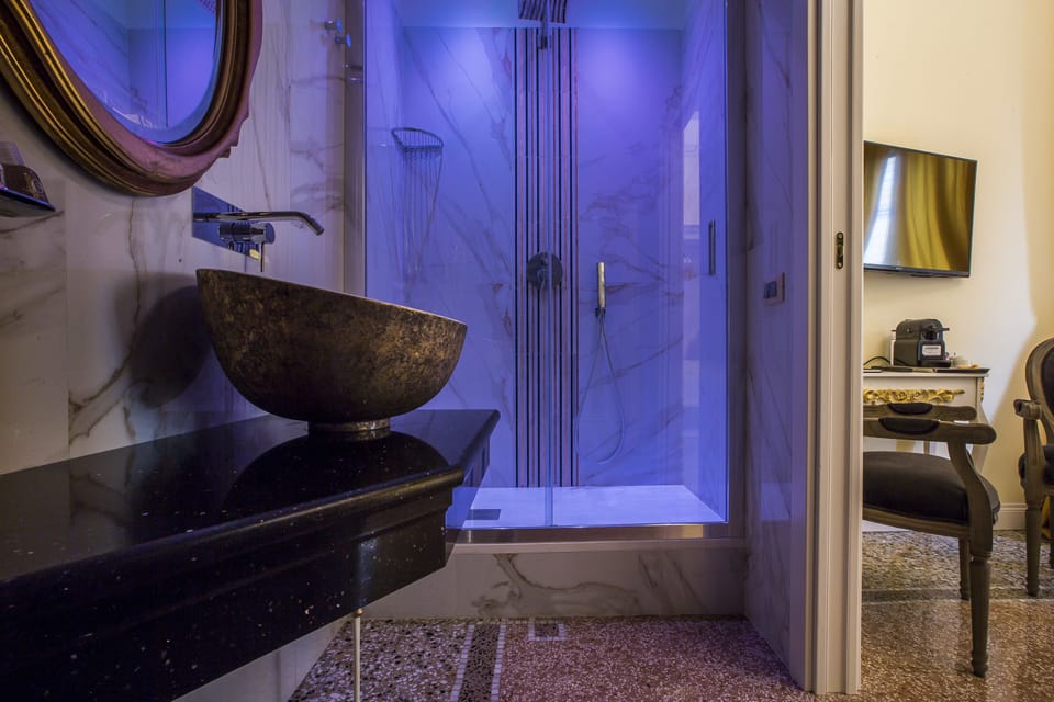 Deluxe Suite | Bathroom | Shower, rainfall showerhead, free toiletries, hair dryer