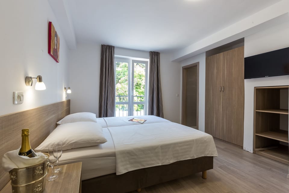 Double or Twin Room, Garden View | Minibar, in-room safe, desk, cribs (free)