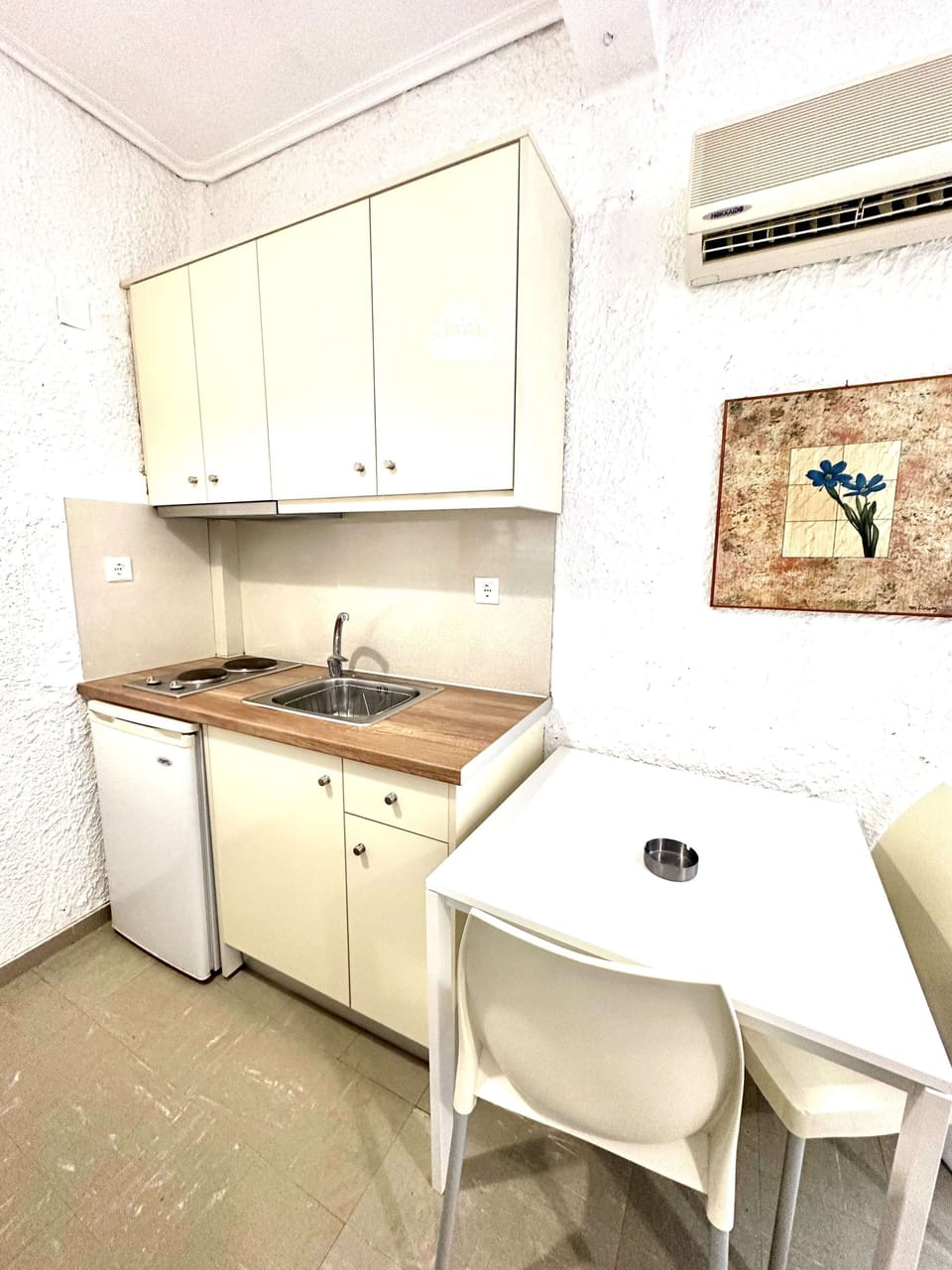 Classic Quadruple Room | Private kitchen | Fridge, stovetop, cookware/dishes/utensils
