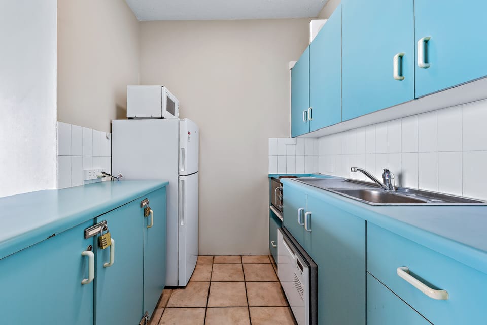 Full-size fridge, microwave, oven, stovetop
