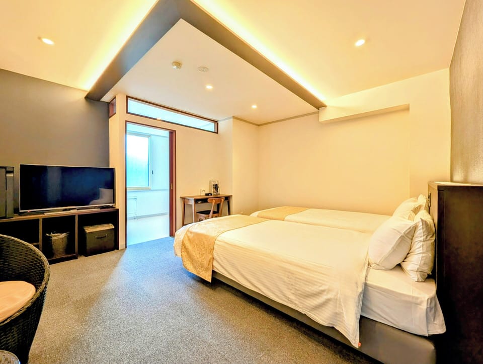 Deluxe Twin Room, 2 Twin Beds, Non Smoking | Desk, soundproofing, free WiFi, bed sheets